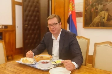 (FOTO) Predsednik Vučić koristi tradicionalno vojničko jelo za jačanje snage i pripremu pred brojne izazove