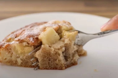 (RECEPT) Sočni kolač sa jabukama i cimetom: Kombinacija kojoj ne možete da se oduprete