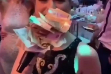 Mikrofon joj se pretvorio evre: Milicu Pavlović obasipali bakšišima na slavlju, snimka postao hit na Instagramu!