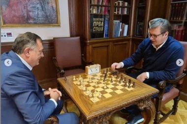 (FOTO) PREDSEDNIČKI GAMBIT! Vučić sa Dodikom, našli vremena za brzopoteznu partiju šaha!