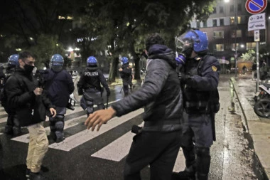 HAOS U ITALIJI: Veliki sukobi demonstanata i policije zbog "lokdauna"