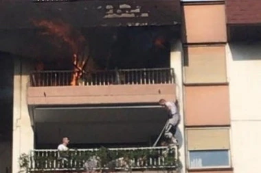 (VIDEO) Stravični snimci požara na Dorćolu: Na terasi zarobljena žena koja zapomaže i doziva pomoć - nesreću izazvala slavska sveća?