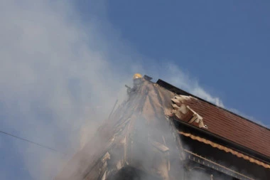Dramatično spasavanje iz zapaljenog stana na Dorćolu: Hrabri moleri spasili devojčicu (15) sigurne smrti