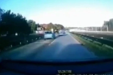 (UZNEMIRUJUĆI VIDEO) Snimljen trenutak kada je auto udario ženu u Sremskim Karlovcima! Nije za osetljive