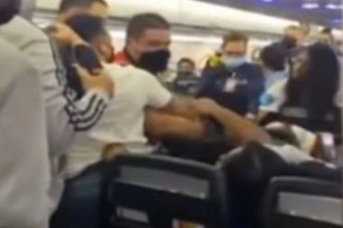 (VIDEO) Zbog maski izbila tuča u avionu tokom leta