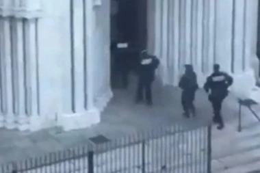 (VIDEO) Snimci sa krvavog poprišta u Nici: Pogledajte upad francuskih policajaca u crkvu