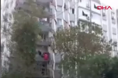 (VIDEO) ZASTRAŠUJUĆE! Zgrada se srušila kao da je od kartona! JEZIVE SCENE U TURSKOJ!