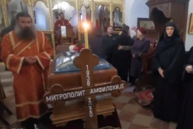 (VIDEO) Cetinjski manastir PREPUN: Narod širom Srbije i Crne Gore dolazi da se pokloni senima mitropolita Amfilohija
