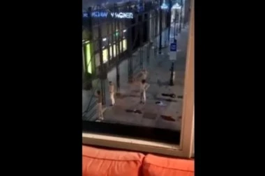 (ŠOK VIDEO) TALAČKA KRIZA U BEČU: Pogledajte kako napadači drže ljude zarobljene! Najmanje 10 osoba je ubijeno