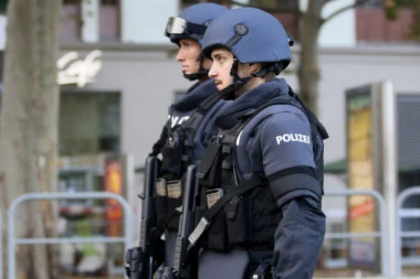 FRANCUSKA U STRAHU OD NOVOG NAPADA: Manijak šetao Parizom sa mačetom u ruci, ALARMIRANA POLICIJA!