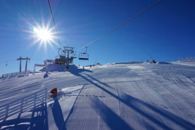 OTVORENA SKIJAŠKA SEZONA NA TORNIKU: Posetioci Zlatibora danas i sutra uživaju u skijanju po nižoj ceni!