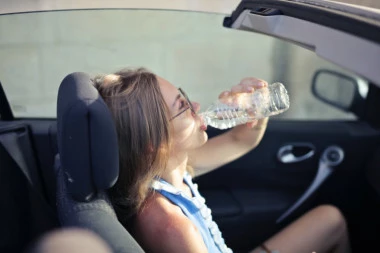 Nikako ne bi trebalo da pijete vodu iz PLASTIČNE FLAŠICE koja je stajala u autu! Evo zašto