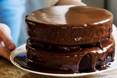 (RECEPT) Odličan čokoladni kolač brzo je gotov, a trebaće vam samo tri sastojka
