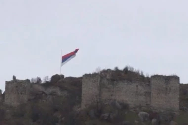 (VIDEO) Srpska trobojka na srednjovekovnoj tvrđavi na pola koplja: Trodnevna žalost i na Kosovu