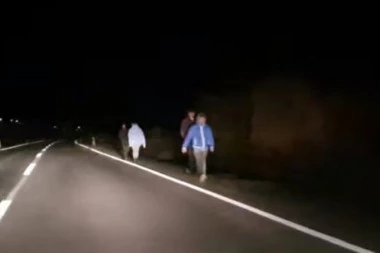 (VIDEO) Tiho naseljavanje BiH?! Migranti za vreme policijskog časa ulaze u Bihać