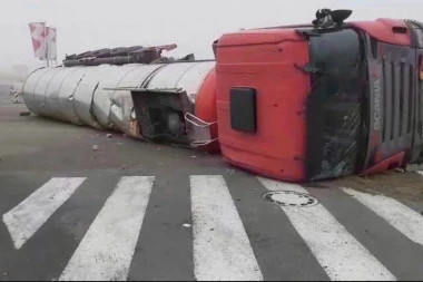 (VIDEO) SNIMCI UŽASA SA PANČEVAČKOG PUTA: Ovde se prevrnuo kamion sa cisternom! POGLEDAJTE!