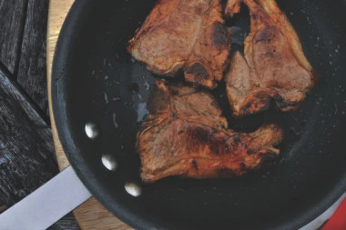 Kako da prepoznate da li je meso pečeno? Ovo je TRIK profesionalnih kuvara!