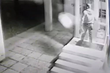 (VIDEO) Snimak atentata na Alibega: Vođa navijača za dlaku izbegao smrt