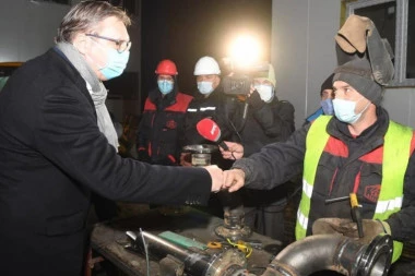Vučić obišao radove u Kruševcu: Stiže 150 novih respiratora, bolnica gotova najkasnije do Svetog Nikole