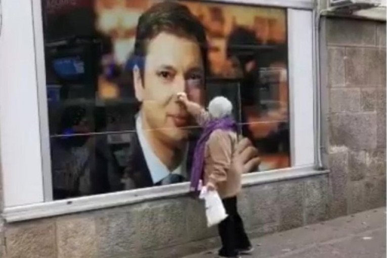 "CRKNI BABETINO"! Đilasove pristalice brutalno napale baku koja je brisala sliku Aleksandra Vučića!