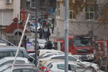 OPSADNO STANJE U CENTRU BEOGRADA: Eksplodirao automobil ispred zgrade RTS