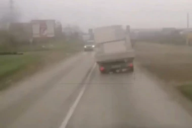 (VIDEO) Ovako izgleda udar orkanskog vetra: Kamion na putu vijori se kao otpali suvi list