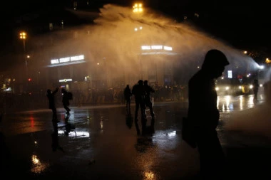 (FOTO) VODENI TOPOVI UGASILI PROTESTE: Tokom nemira u francuskoj prestonici uhapšeno više od 100 demonstranata