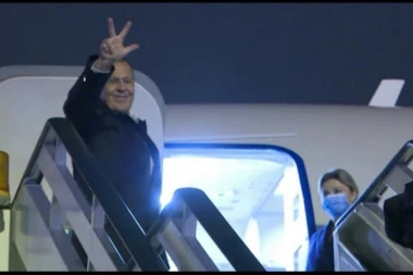 Kakav potez na kraju posete: Lavrov Srbe pozdravio sa 3 prsta!