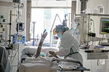 DVE PACIJENTKINJE NAGURANE U JEDAN KREVET U BOLNICI! Veliki skandal u bolnici u Sisku: Jedna pacijentkinja UMRLA ISTOG DANA! (FOTO)