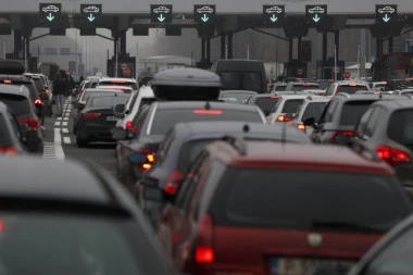 TERETNJACI NA BATROVCIMA ČEKAJU I DO 8 SATI! Evo kakva je situacija za putnička vozila na Horgošu i ostalim graničnim prelazima!