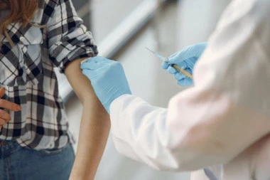NAUČNICI REŠILI DILEMU! Kako štiti Fajzer, a kako AstraZeneka vakcina