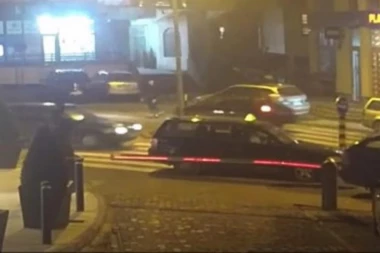 (VIDEO) Čovek se bacio pod AUTO zbog PARA! Malo je falilo da NASTRADA!