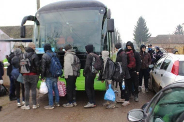 (FOTO) Policija pronašla 290 migranata: Prebačeni u kamp u Preševu