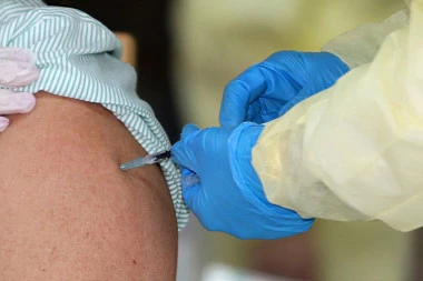 U nedelju imunizacija kineskom vakcinom 100.000 zdravstvenih radnika i prosvetara