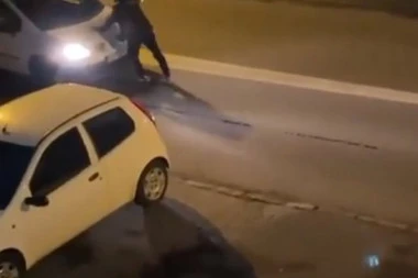 (VIDEO) RAZBOJNICI UHVAĆENI U PLJAČKI! Ukrali znak sa automobila vredan 80.000!