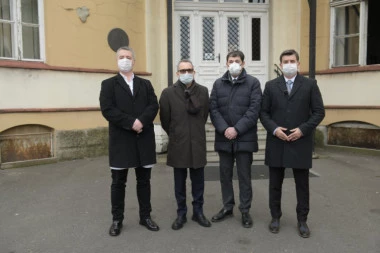PODRŠKA ZDRAVSTVENIM RADNICIMA: NIS poklonio hirurške uniforme Kliničkom centru Srbije i bolnici u Batajnici