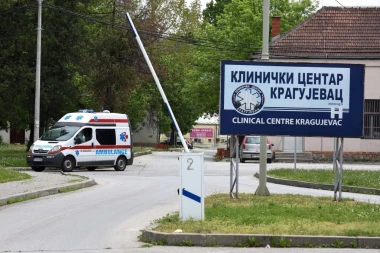 POZNATO STANJE DEČAKA KOG SU DROGIRALI ISPRED OSNOVNE ŠKOLE! Hitno se oglasio Urgenti centar u Kragujevcu!