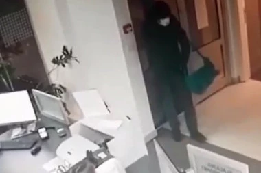 (VIDEO) ISPLIVAO SNIMAK PLJAČKE BANKE U BEOGRADU: Pogledajte kako je razbojnik mirno ušetao, pa izvadio pištolj!