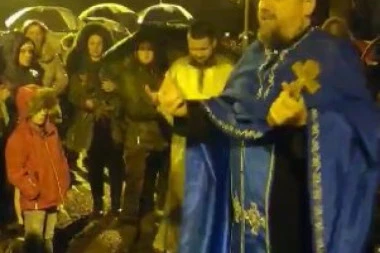 (VIDEO) Zbratimi razbraćene izmiri zavađene! Sveštenik iz Crne Gore poziva na slogu i ujedinjenje: Ja sam Partizanovac ali mi Delije ljube ruku