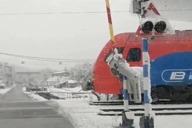 (VIDEO) ŠOKANTAN SNIMAK: Voz u Rakovici prolazi pored podignute rampe, evo šta kažu "Železnice" na to