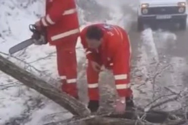 (VIDEO) LJUDSKOST NA DELU! Vozač Hitne pešačio 5 kilometara po snegu, pa testerom sekao srušeno stablo da bi stigao do pacijenta!