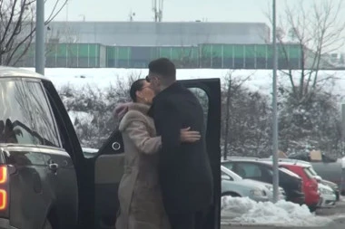 (VIDEO) UHVAĆENI KAKO SE LJUBE! Prvi ekskluzivan snimak poljupca Cece i njenog dečka Bogdana!