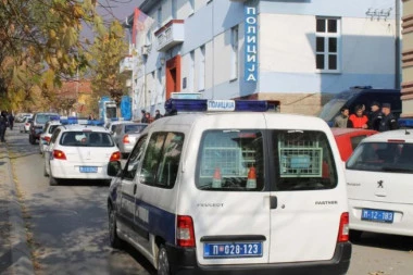 Lažni policajac iz Vranja koji je opljačkao strance na auto-putu ostaje iza rešetaka do daljnjeg!