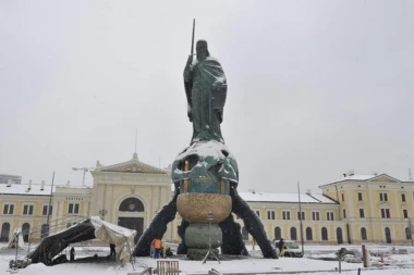 (FOTO) Vesić otkrio kada će spomenik Stefanu Nemanji biti svečano otvoren: Uprkos snegu radnici vredno rade