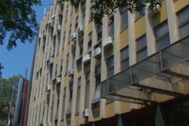DETALJI DRAME U ZGRADI SUDA U NOVOM SADU: Specijalci urlaju po hodnicima! "Napuštajte zgradu odmah, nije lažna dojava"