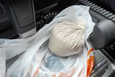 HAPŠENJE U NOVOM SADU: Policija u automobilu pronašla 180 grama amfetamina