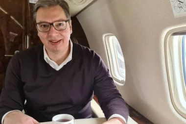 (FOTO) NA PUTU ZA PARIZ: Predsednik Vučić se građanima obratio iz aviona, evo šta je poručio