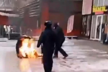 (VIDEO) OVO JE TEŠKO ZA GLEDATI: Čovek se ZAPALIO u centru MOSKVE!