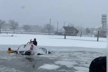 (FOTO, VIDEO) DRAMATIČNO SPASAVANJE! Vatrogasci skakali u ledenu vodu po snežnoj oluji da izvuku preživele iz vozila!