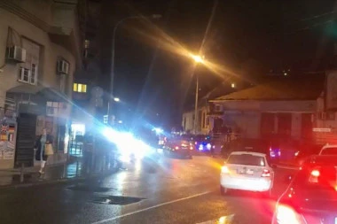 (VIDEO) DRAMA U CENTRU BEOGRADA: Policija upala u zgradu prepunu migranata!